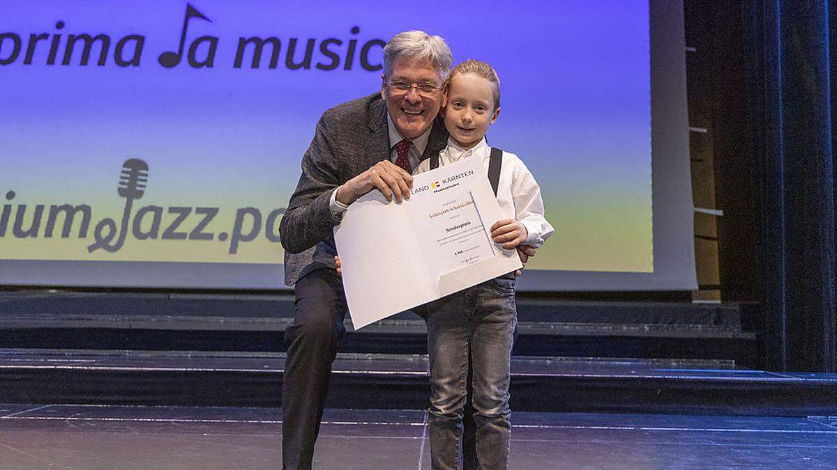 Sebastian Schönfelder erhält den &quot;prima la musica&quot;-Sonderpreis von Landeshauptmann Peter Kaiser