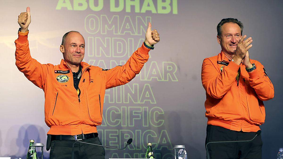 Bertrand Piccard und Andre Borschberg nach der Landung in Abu Dhabi