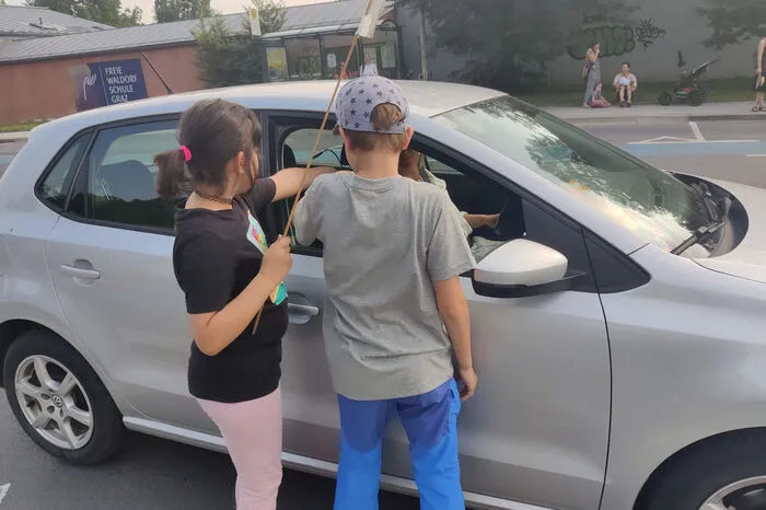 An wartende Autofahrer wurden im persönlichen Gespräch appelliert, das Tempo zu reduzieren. 