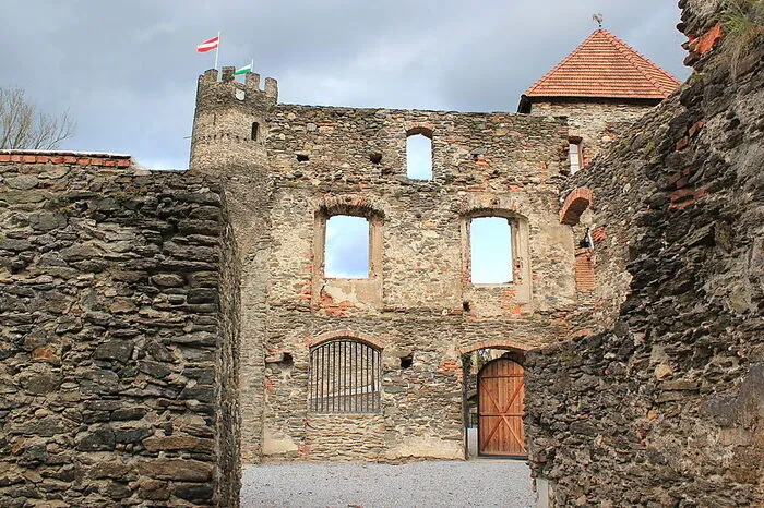Nach zahlreichen Arbeiten im heurigen Jahr erstrahlt die Burg in neuem Glanz. Davon können sich Interessierte am Nationalfeiertag (26. Oktober) beim Tag der offenen Tür von 14 bis 18 Uhr überzeugen.