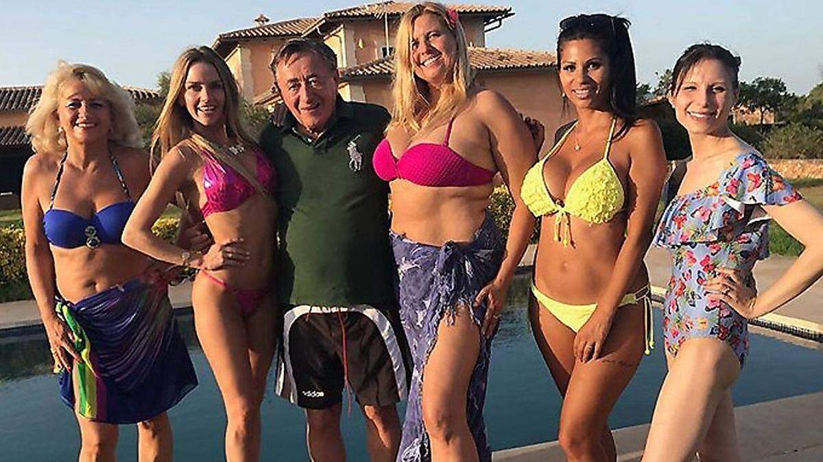 Dani Ried (rechts neben Richard Lugner) urlaubt mit dem Baumeister und anderen Damen für ATV auf Mallorca