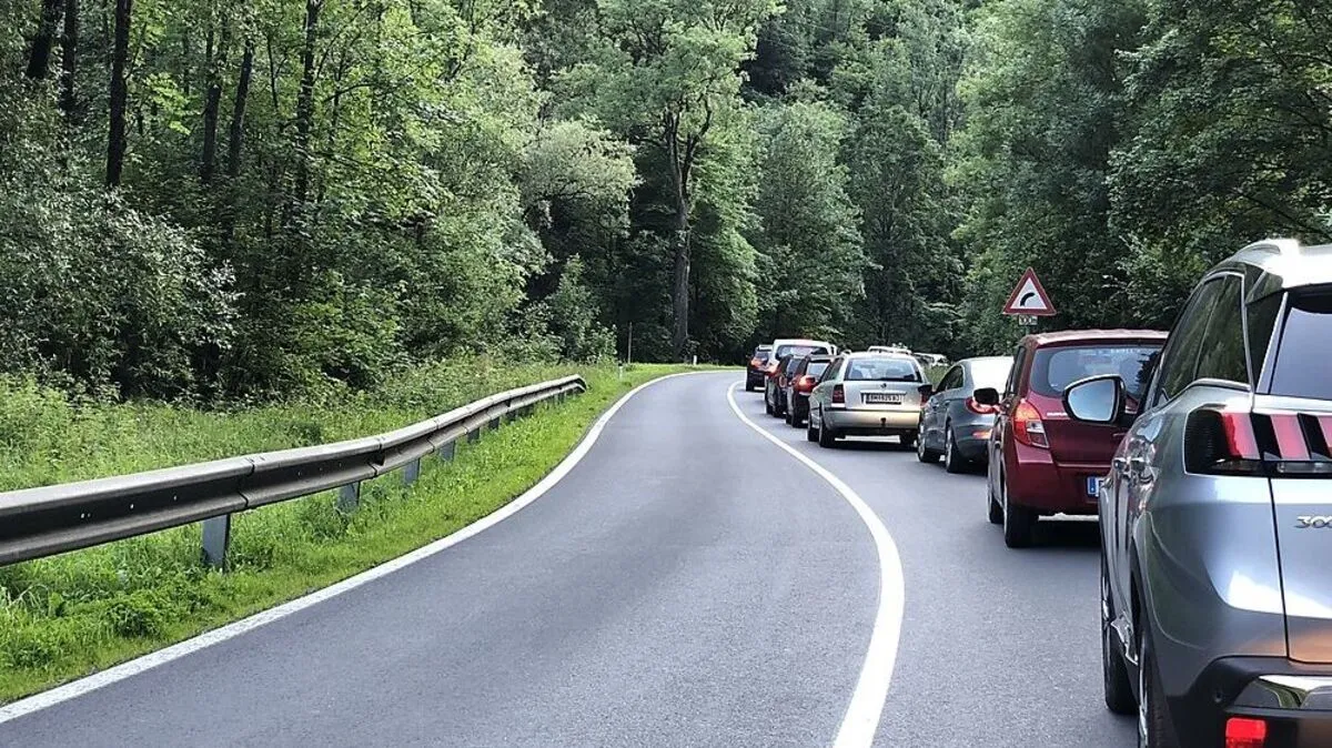 Stau nach Unfall auf der B 20 bei Thörl
