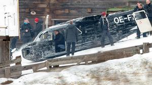 Bond-Darsteller Daniel Craig (im Flugzeug sitzend) 2015 anlässlich der Dreharbeiten für den Bond-Film 'Spectre' in Obertilliach in Osttirol