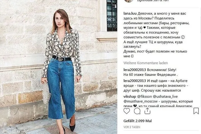 Aufgerüscht. Schlangenprint-Blusen bilden einen schönen Kontrast zu klassisch blauen Jeans.