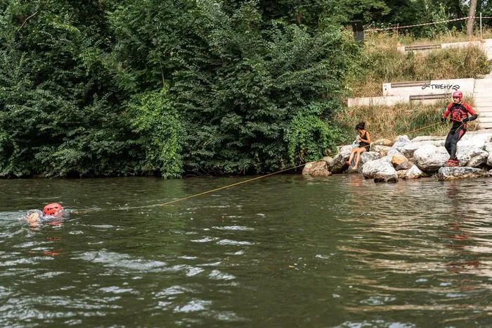 Der Wurfsack ist mit einem schwimmenden Seil versehen, das dem zu Rettenden zugeworfen wird ...