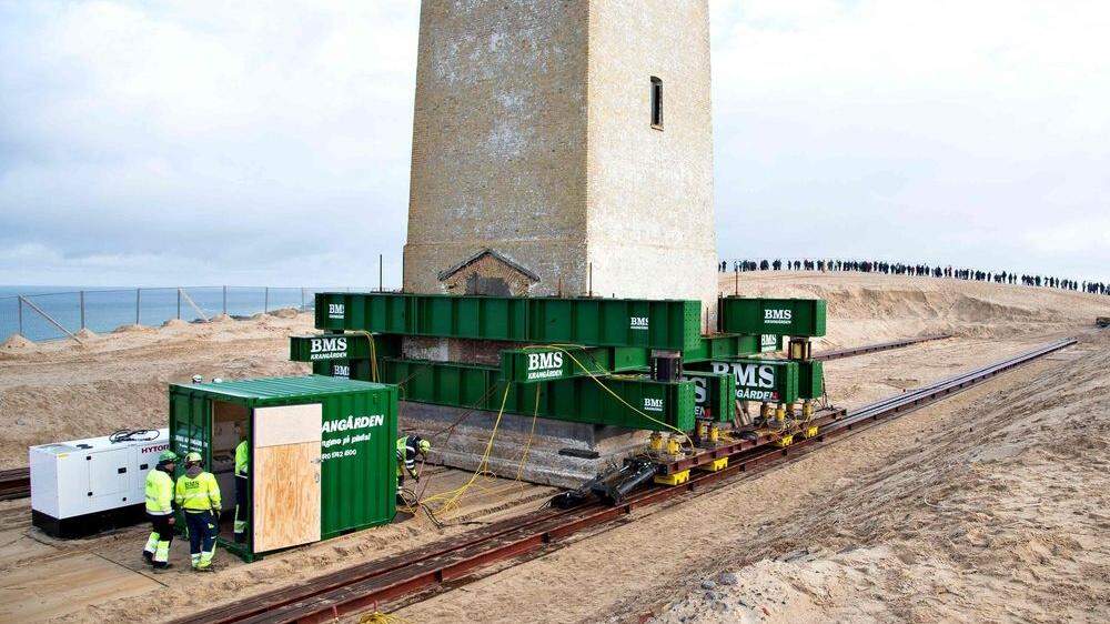 An der dänischen Westküste wird ein 23 Meter hoher Leuchtturm umgesiedelt