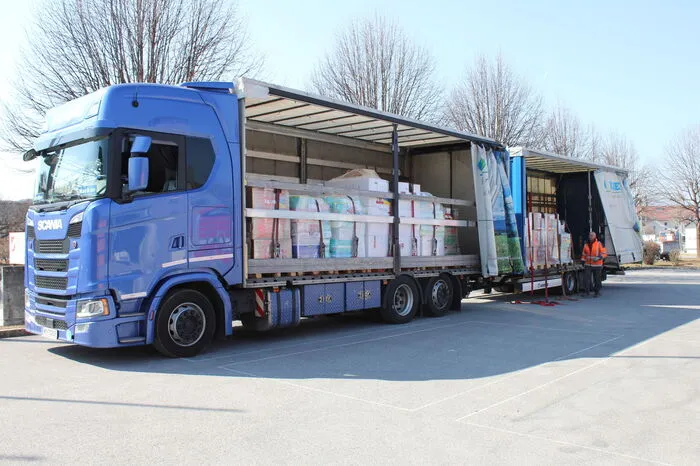 In einem Hilfskonvoi mit insgesamt vier Lkw der Spedition Schmid aus Voitsberg sowie...