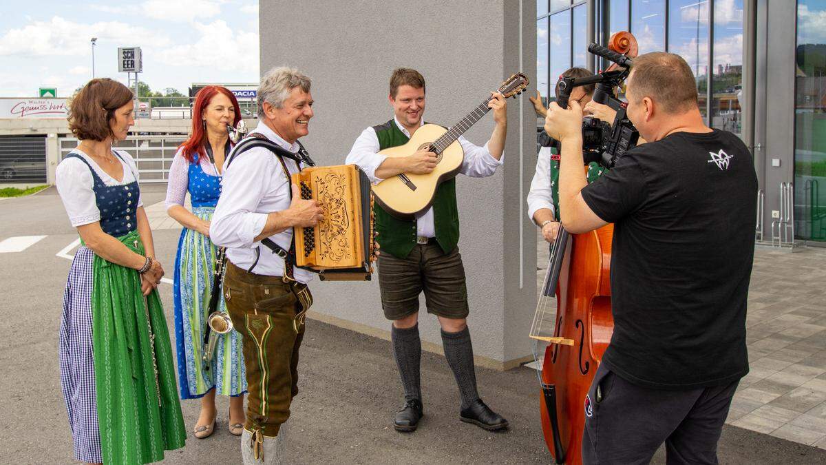 Auch die Gruppe &quot;Weststeirisch Z'sammg'würfelt&quot; ist im Musikvideo von &quot;Oh Lagerhaus&quot; zu sehen