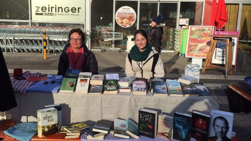 Kleine-Redakteurin Ulla Patz (links) und ihre Tochter verkaufen ihre Bücher