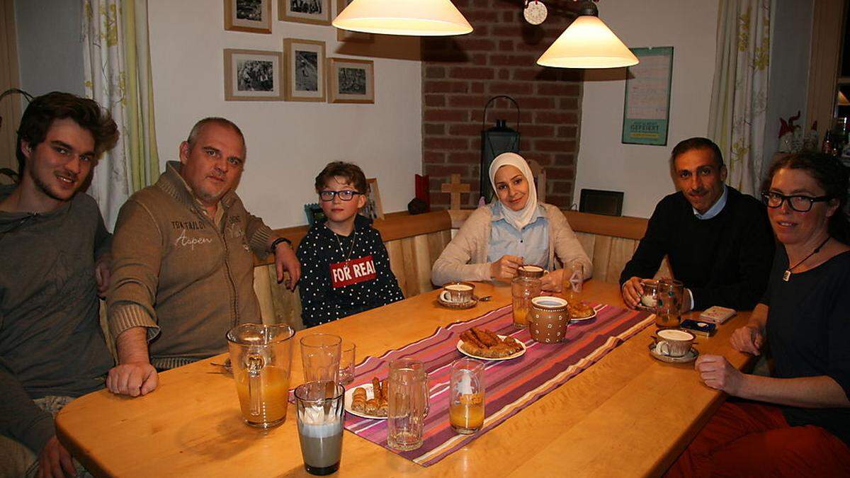 Für alle Platz am Tisch: Jonathan, Ewald, Jakob (von links) und Daniela Dokter (rechts) mit Mariam und Tagleb 