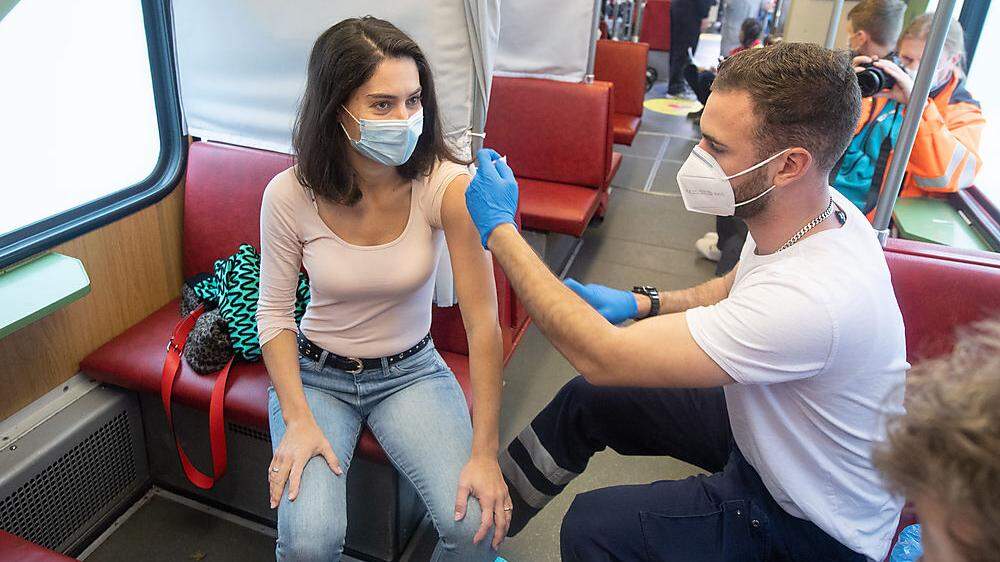Impfen in der Straßenbahn - hier in Deutschland: Viele Wege führen zum Ziel