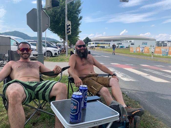 Hannes und Christian aus Kapfenberg baden in der Sonne - in Sichtweite des Stadions