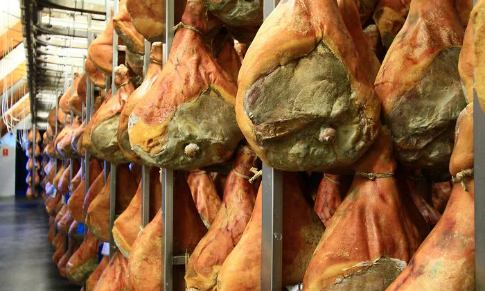 Schinken aus Sauris ist leicht geräuchert und sehr begehrt