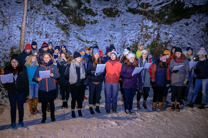 Ein internationaler Chor sang englische Lieder, die sich stimmig ins Programm eingliederten.