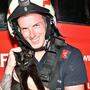 Benjamin Banfy holte in einer Rettungsaktion der Freiwilligen Feuerwehr Ludersdorf die Katze vom Baum 