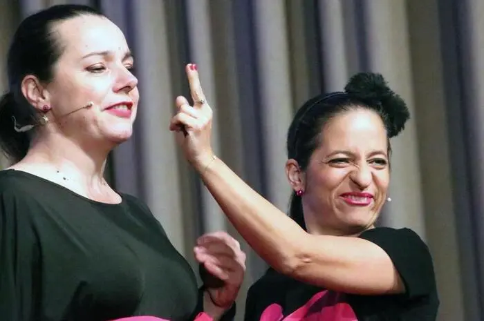 Mit ihrem Programm „Best of“ brachten die beiden Amazonen Caroline Athanasiadis und Gudrun Nikodem-Eichenhardt Highlights, Lacher und schräge Dialoge aus all ihren Programmen. 