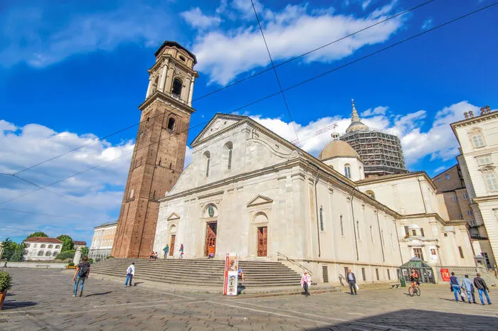 Turin ist Pilgerstätte für Katholiken. Im Dom liegt das Grabtuch, das man für jenes von Jesus Christus hält. Seit Kurzem ist es wieder für die Öffentlichkeit zu sehen, nachdem die Reliquie nach einem verheerenden Brand 1997 in letzter Sekunde gerettet wurde. Sehenswert ist aber auch die kleine Kapelle mit einer Kopie des Grabtuchs nebenan.