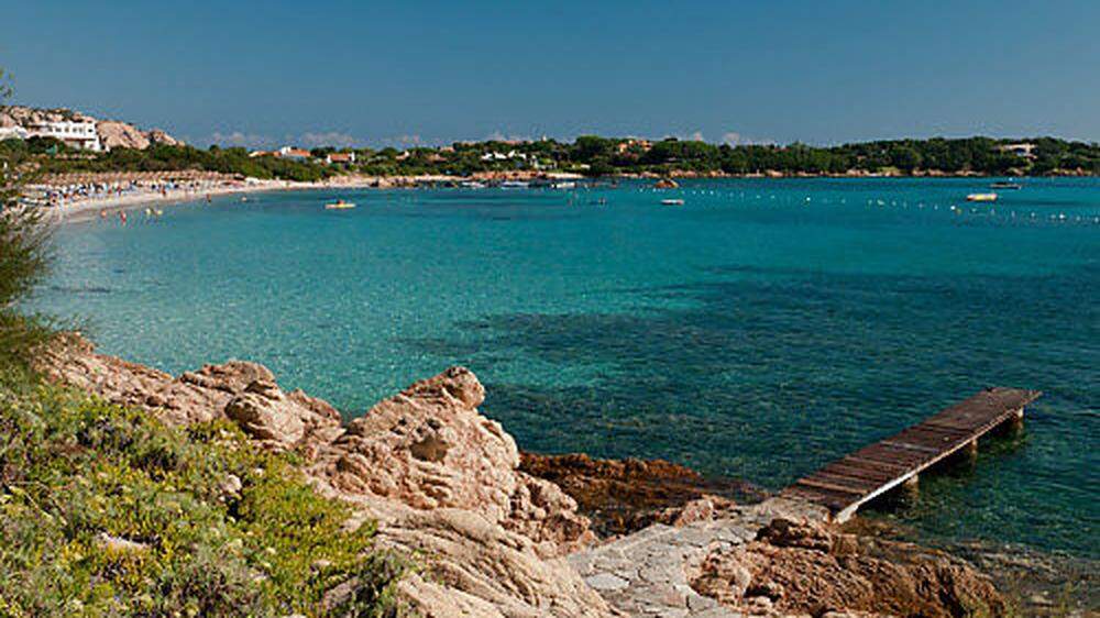 Der Strand Romazzino an Sardiniens berühmter Costa Smeralda