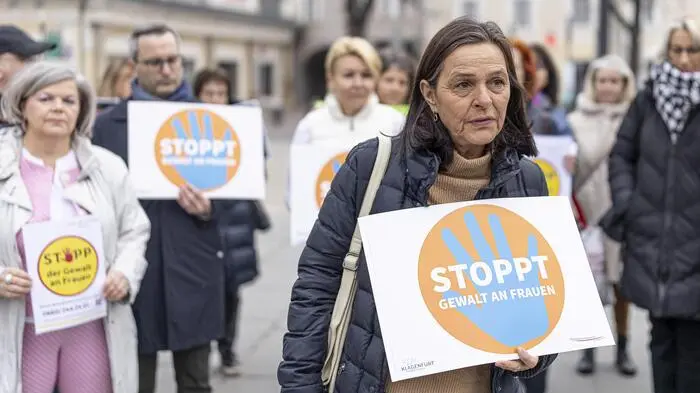 Protest gegen Femizide Frauenmorde Neuer Platz Klagenfurt März 2024