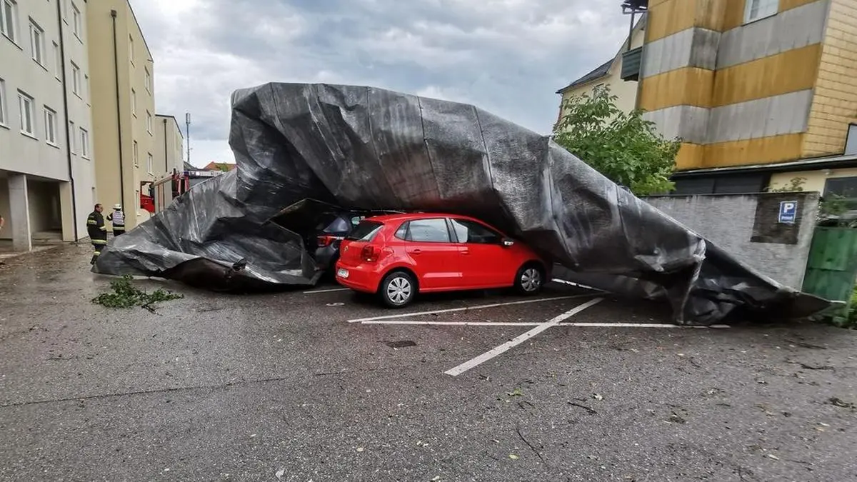 In St. Andrä ist ein Blechdach vom Haus geweht worden