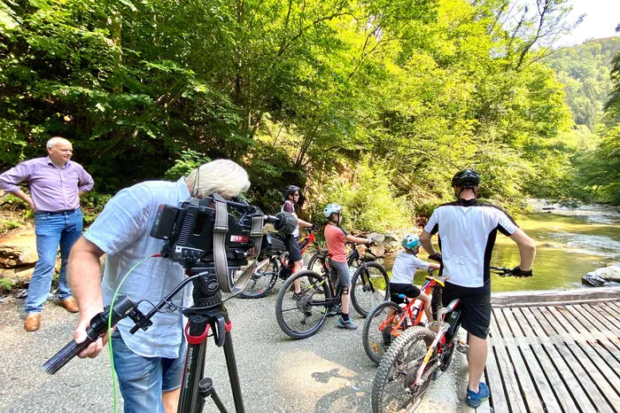 Kameramann Erhard Seidl bei den Dreharbeiten: Radtour im steirischen Apfelland