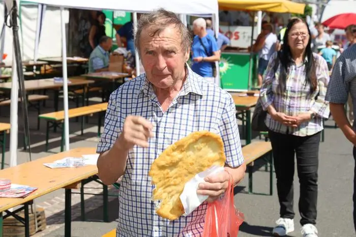 Bekannt ist dieser Kirtag auch für sein spezielles kulinarisches Angebot mit eingerollten Kartoffelstreifen, Zuckerwatte, Gegrilltem und die Kirtagschaumrollen