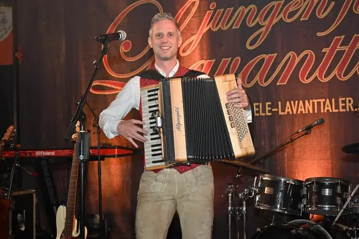 In der Festhalle standen die „Jungen fidelen Lavanttaler“ auf der Bühne und lieferten den passenden Sound für eine lange Tanznacht. 