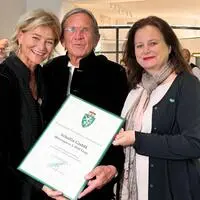 Anne Marie und Hans Schullin erhielten von Landesrätin Claudia Holzer das Recht zur Führung des Landeswappens verliehen