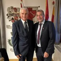 Bezirkshauptmann Bernd Riepan (links) mit dem neu gewählten und anschließend angelobten Bürgermeister der Gemeinde Treffen, Christof Seymann (SPÖ)
