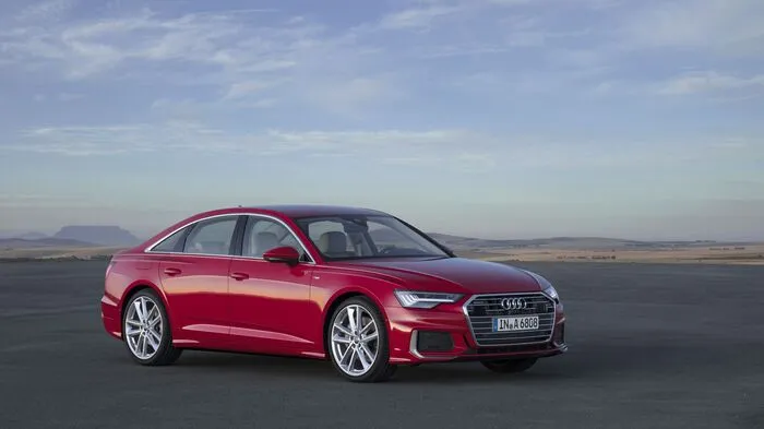 Die Länge des neuen Audi A6 beträgt 4939 Millimeter, das sind sieben Millimeter mehr als beim Vorgänger. In der Breite ist er um zwölf auf 1886 Millimeter gewachsen und in der Höhe misst er mit 1457 Millimetern nun um zwei mehr als sein Vorgängermodell.