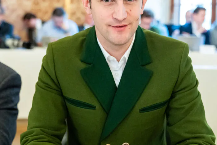 Gerald Holler (ÖVP), Lukas Schnitzer (Bild, ÖVP), Manuela Khom (ÖVP), Helga Kügerl (FPÖ), Andreas Thürschweller (SPÖ), Michaela Grubesa (SPÖ), Ewald Schalk (FPÖ), Udo Hebesberger (SPÖ) PS: Die Redezeitlänge ist freilich kein Qualitätskriterium.