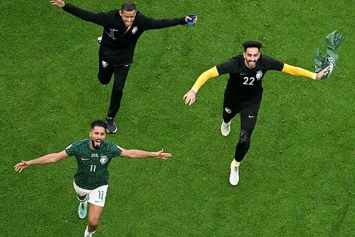 Es war DIE Sensation des Turniers. Saudi-Arabien schlägt Argentinien mit 2:1, damit hätte wohl niemand gerechnet. Trotzdem reicht es für die Saudis nicht für den Aufstieg, für Lionel Messi und Co. schon. Im Viertelfinale spielen sie gegen Niederlande.