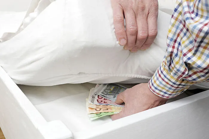 41 Prozent der Österreicher sind der Meinung nur Bares ist Wahres und haben eine größere Menge Bargeld zuhause. In Österreich sind den Angaben der Nationalbank zufolge pro Kopf Banknoten im Wert von rund 3.200 Euro im Umlauf. 
