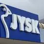 Ein Schild mit der Aufschrift Jysk über einem Möbelgeschäft in Lienz | Die aus Dänemark stammende Möbelhauskette Jysk beschäftigt in Österreich 705 Mitarbeitende und blickt auf ein erfolgreiches Geschäftsjahr zurück. In Lienz würde man gerne größer werden