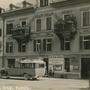 Diese Aufnahme zeigt die Autobus-Station am Lienzer Hauptplatz um 1930	