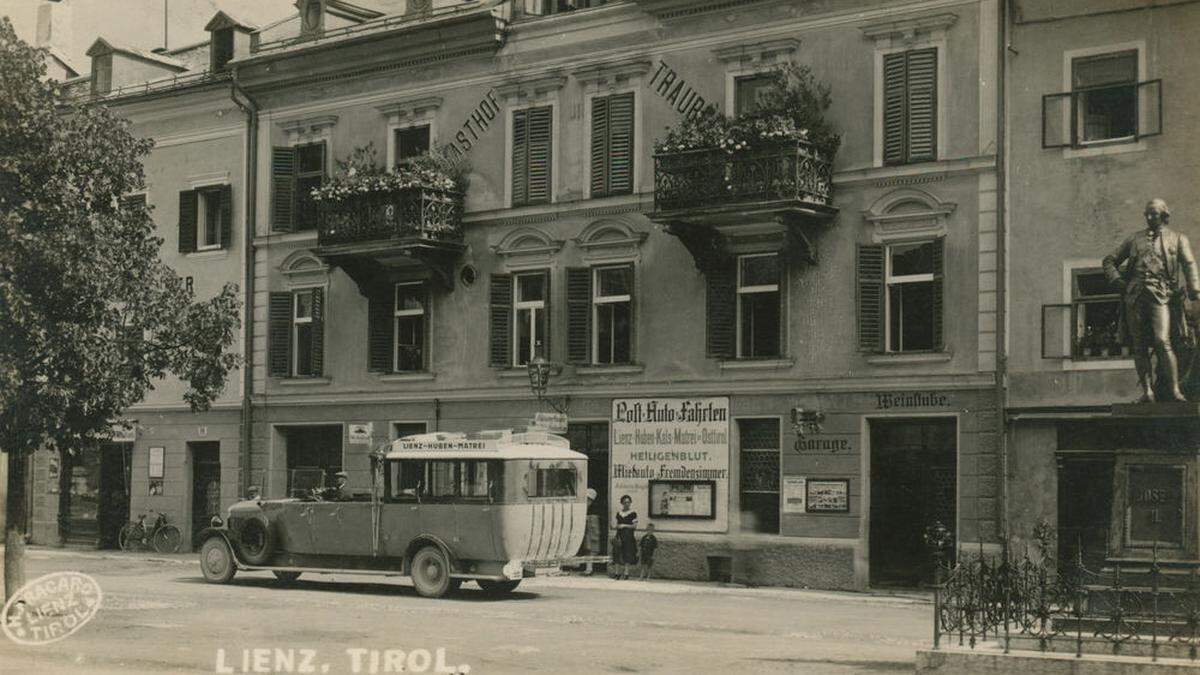 Diese Aufnahme zeigt die Autobus-Station am Lienzer Hauptplatz um 1930	
