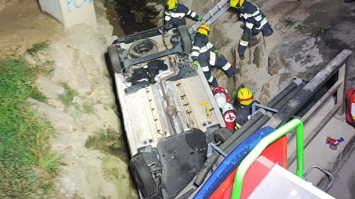 Langenwang Spektakulärer Unfall Pkw landet am Dach im Bachbett