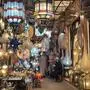 Blick in eine zauberhafte Seitengasse in den geschäftigen Souks von Marrakesch: Kunsthandwerk, wohin man schaut. Ähnlich ist es auch im unendlichen Gassengewirr der alten Medina von Fès, mit teilweise noch feiner gearbeiteten Waren