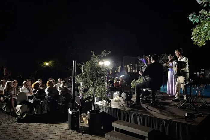 Das Trio überzeugte mit höchster Perfektion und feinster Musikalität. Ihr Programm spannte einen weiten Bogen: Von mitreißender irischer Musik über Klezmer-Melodien und lateinamerikanische Rhythmen bis hin zu Gipsy Jazz und Swingklassikern. 