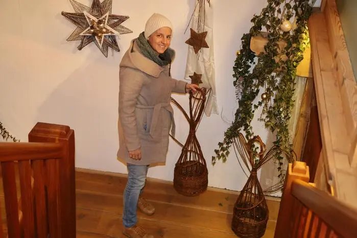 An den Sonntagen können Interessierte zwischen 13 und 17 Uhr Holzschnitzern, Malern oder Adventkranzbindern über die Schulter schauen und sich Tipps und Tricks holen