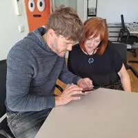 Viktor Gluttig von „Logo Jugendmanagement“ und Elfriede Knöbl bei der digitalen Sprechstunde im Regionalbüro Weiz
