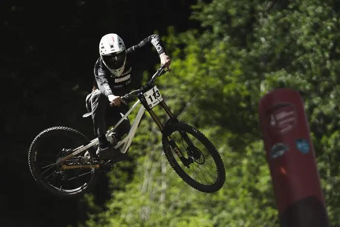 Spektakuläre Sprünge gehörten beim dritten Tour-Stopp der Austrian Gravity Series im Bikepark Lienz zum Rennalltag
