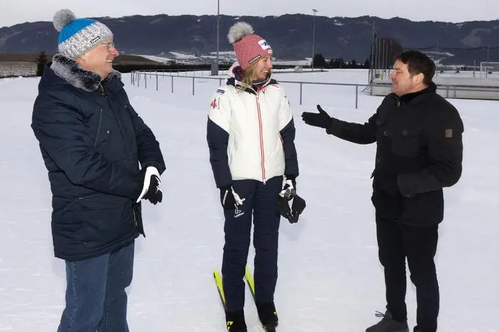Die österreichische Langlauf-Spitzensportlerin und Olympiamedaillengewinnerin Teresa Stadlober leitete im Langlaufzentrum Zeltweg eine gemeinsame Trainingseinheit und vermittelte den Kindern und Jugendlichen die Grundlagen des Langlaufs. 