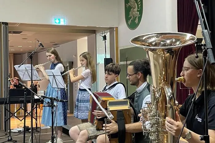 Vokalensembles, Streicherensembles, Pianistinnen und Pianisten sowie Harmonika- und Volksmusikensembles begeisterten das Publikum und wurden mit viel Applaus belohnt.