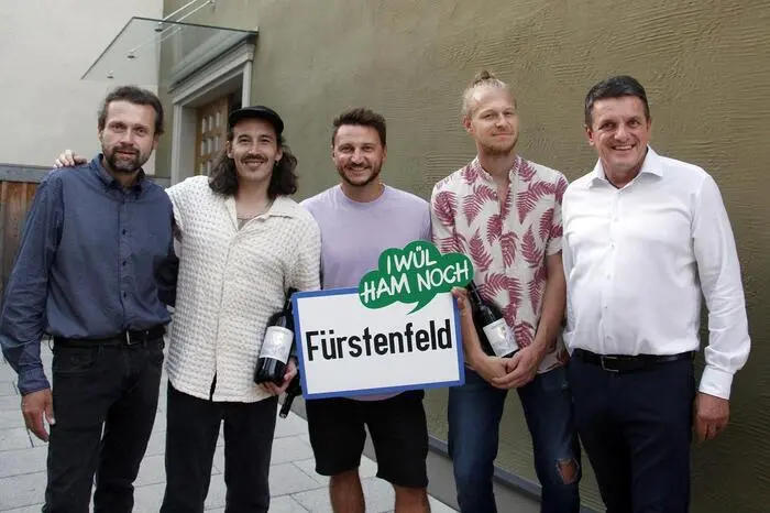 Bürgermeister Franz Jost und Organisator Markus Jahn bedankten sich bei den KünstlerInnen mit kleinen Gastgeschenken.