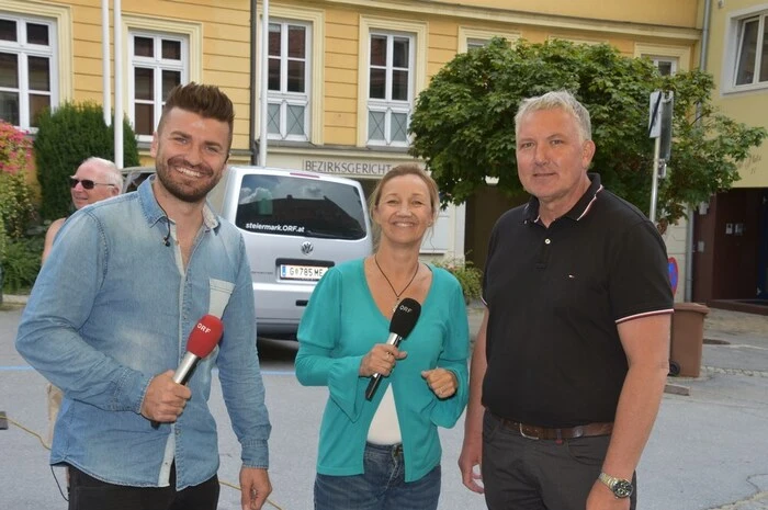 Bettina Zajac und Thomas Seidl (hier im Bild mit Bürgermeister Thomas Kalcher), ein gebürtiger Neumarkter, moderierten live aus Murau. Es gab ein Live-Stadtwetten mit dem Murauer Samson und der Brauerei Murau, Frau "Allerlei" servierte Eis, "Stadtcafe" und "Platzhirsch" sorgten für das leibliche Wohl.