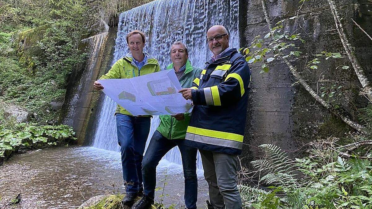 Von links: Michael Botthof (Leiter Wildbach- und Lawinenverbauung), Gemeinderat Christof Seymann und Bürgermeister Klaus Glanznig vor der Sperre in der Pölling