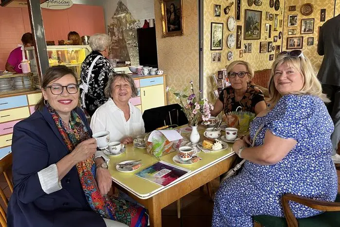 Drei Tage lang verwandelt sich ein leerstehendes Lokal in der Herrengasse in ein generationenübergreifendes Begegnungscafé – samt Kuchen, Lebensweisheit und jeder Menge Gesprächsstoff.