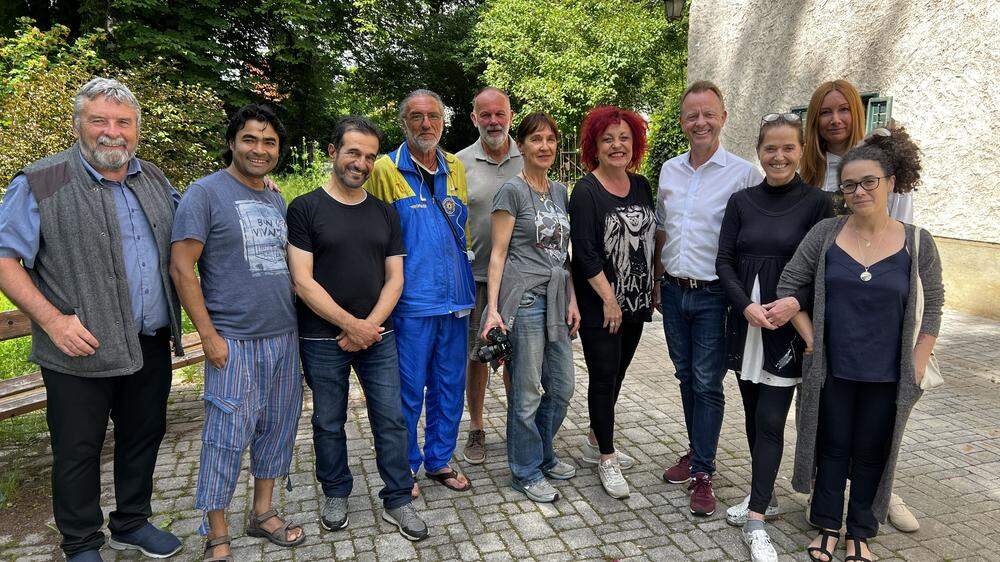 Desmond Doyle, Verein Art Mine (l.), die künstlerische Leiterin Tatjana Mijatovic (4.v.r) und Bürgermeister Mario Abl (3.v.r.) mit den internationalen Künstlerinnen und Künstlern vor Schloss Stibichhofen
