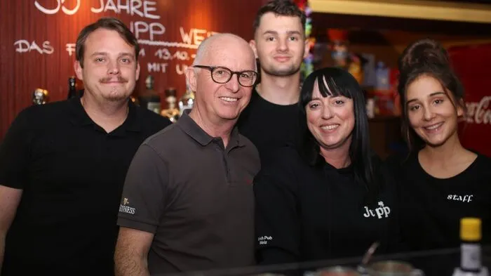 Seit nunmehr 35 Jahren gibt es das Irish Pub von Josef „Jupp“ Doppelhofer in der Dr.-Karl-Widdmann-Straße in Weiz. Gefeiert wird mit einigen Jubiläums-Events. Den Anfang machte die legendäre „Tarantino Experience“, deren Show von den großartigen Soundtracks des Regisseurs Quentin Tarantino und seinen Kultfilmen inspiriert ist.